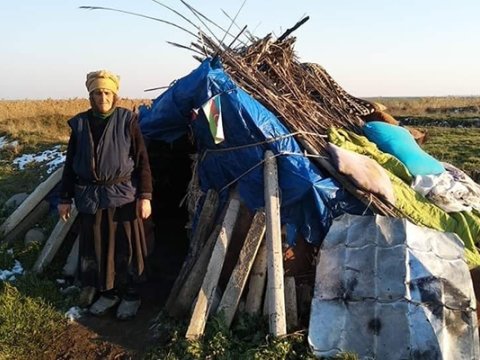 Çöllükdə yaşayan qadın xəstəxanaya yerləşdirildi - FOTOLAR
