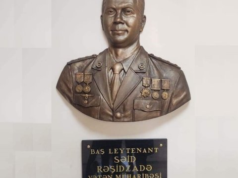 Şəhid baş leytenantın barelyefi qoyuldu 