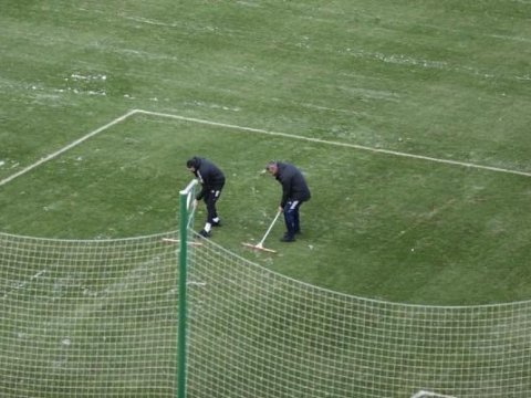 Qurban Qurbanov futbolçularla meydanın qarını təmizlədi - FOTOLAR