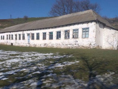 Orta məktəbin döşəməsi və tavanı çökdü - FOTOLAR