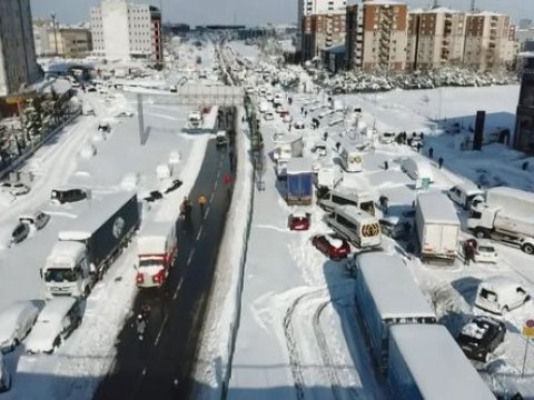 İstanbulda sürücülər 33 saat yolda qalıb - FOTOLAR