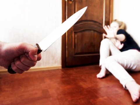 Sabunçuda 42 yaşlı qadın bıçaqlandı