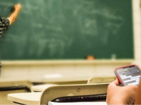 Hamı əlində telefon məktəbdə qalmaqal axtarır - SƏBƏB