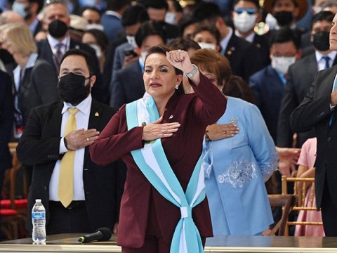 Hondurasın ilk qadın prezidenti and içdi