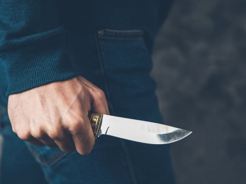 Şagird sinif yoldaşını bıçaqladı - QAZAXDA