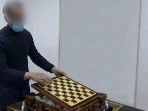 Şahmat lövhəsindən narkotik vasitə çıxdı - FOTOLAR
