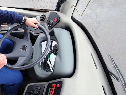 Avtobus sürücüsünü döyüb burnunu sındırdılar