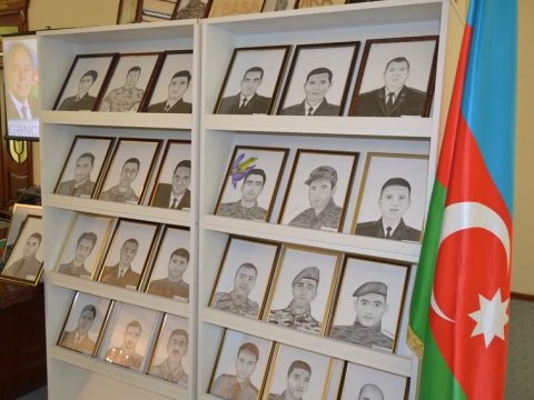 Şəhidlərin portretləri ailələrinə təqdim edilib 