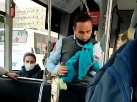 Sürücü avtobusu saxlayıb, körpəni sakitləşdirdi - Maraqlı VİDEO