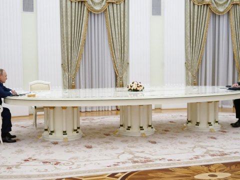 Putin-Makron görüşündəki masa GÜNDƏM OLDU