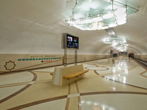 Metroda QORXULU ANLAR: qadın qatar yoluna düşdü