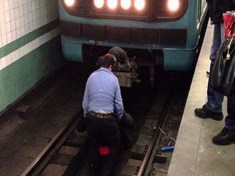 Özünü qatar yoluna atan qadının kimliyi MƏLUM OLDU