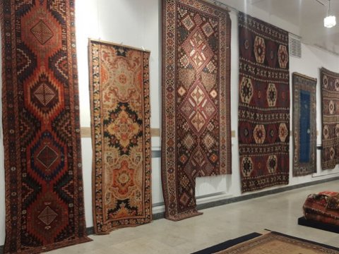 Ermənilər Şuşadan oğurladıqları xalçalara yer axtarırlar