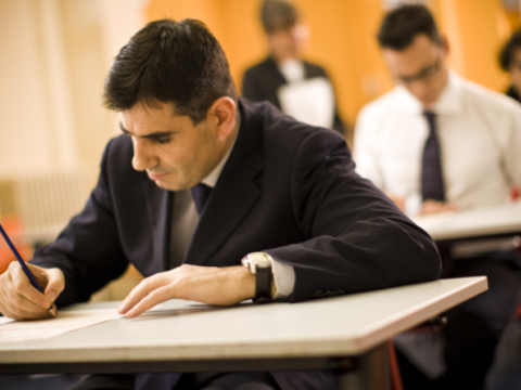 Dövlət qulluqçusu olmaq istəyənlər imtahan verdi