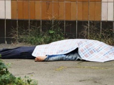 Kişi ikinci mərtəbədən yıxılıb öldü