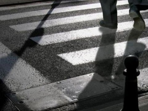 Yolu keçmək istəyən piyadanı maşın vurdu
