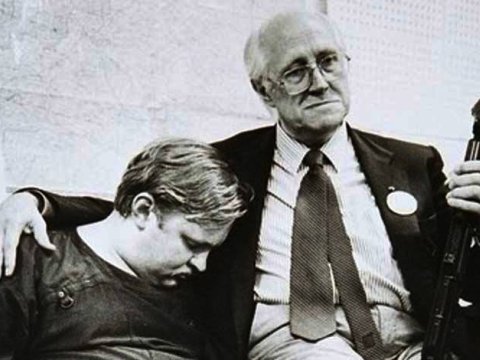 Bir şəklin tarixçəsi: Mstislav Rostropoviç avtomatla - Maestro niyə silahlanmışdı...