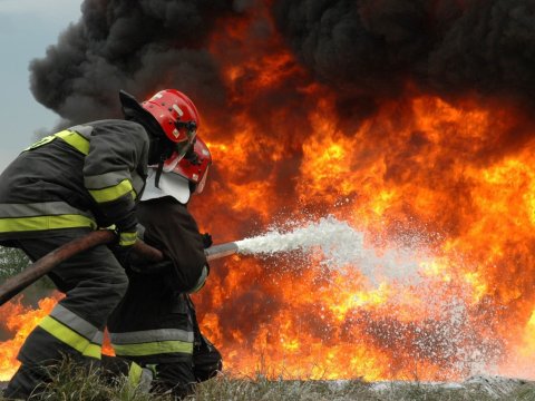 60 yaşlı kişi evdə yanaraq öldü