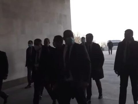 Azərbaycanlı deputatlar İrəvanda belə qorunur - VİDEO