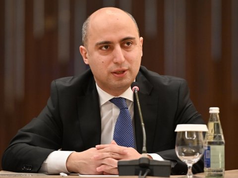 Məktəb müəllim-şagird-valideyn üçbucağında