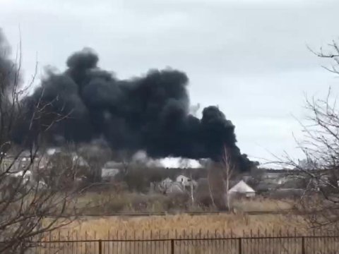Rus hərbçiləri Ukraynada neft anbarını partladıb - VİDEO