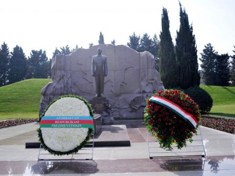 Rüstəm Emoməli Fəxri xiyabanı ziyarət edib - FOTOLAR