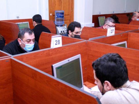 74 yaşlı hüquqşünas vəkillik imtahanı verdi