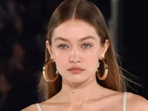 Məşhur model gəlirini Ukrayna üçün ayırdı