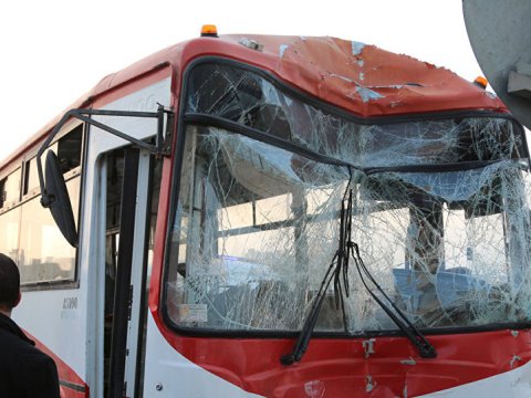 Bakıda avtobusla yük avtomobili TOQQUŞUB