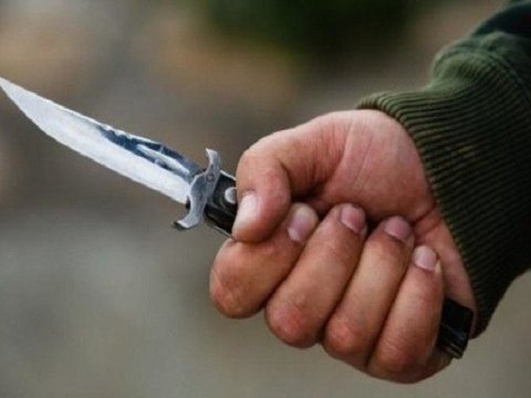 Qadın polis bölməsinin həyətində ərini BIÇAQLADI