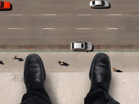 Yaşlı kişi özünü binadan atıb ÖLDÜRDÜ