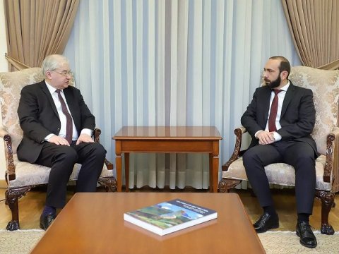 Erməni nazir həmsədrə Azərbaycandan şikayət etdi 