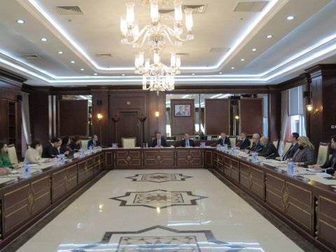 Deputatlar neft yataqlarının istismarını müzakirə etdilər