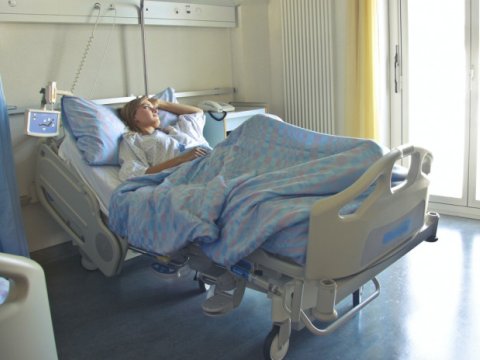 Eyvandan düşən 16 yaşlı qızın vəziyyəti AĞIRDI