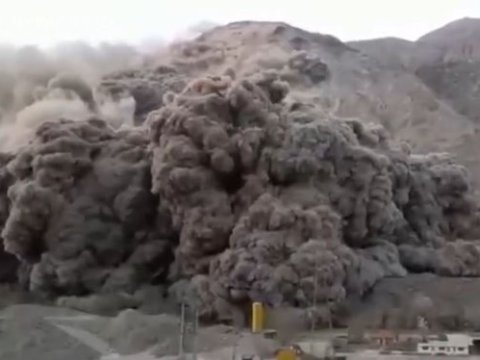 İranda sürüşmə qorxulu anlar yaşatdı - FOTO