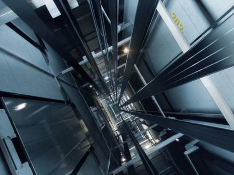 Bakıda restoranda lift qırıldı - Xəsarət alanlar var