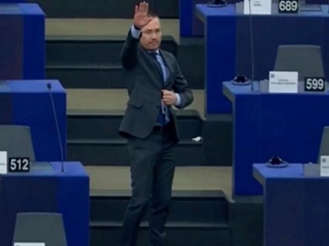 Nasist salamı verən deputat cəzalandırıldı