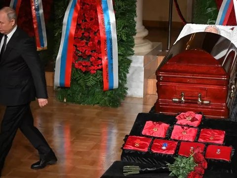 Putin Jirinovski ilə vidalaşdı - VİDEO