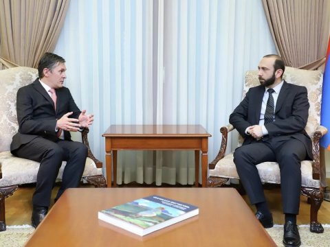 Ararat Mirzoyan fransalı həmsədrlə görüşdü