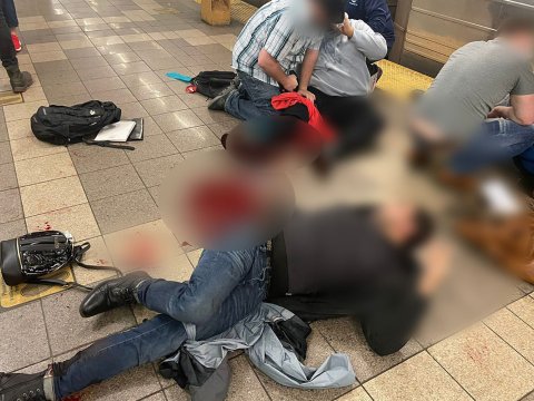 Nyu-York metrosunda atışma – Yaralılar var (VİDE0)