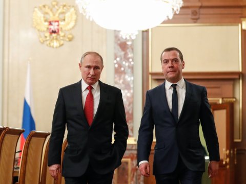“Gecə qapını möhkəm bağlayın” – Medvedev Zelenskiyə CAVAB VERDİ