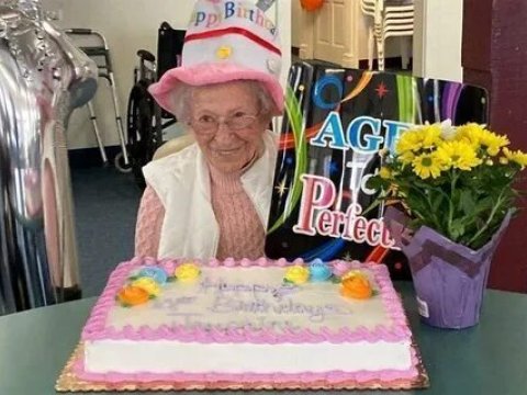 101 yaşlı qadın uzunömürlülüyün sirrini AÇDI