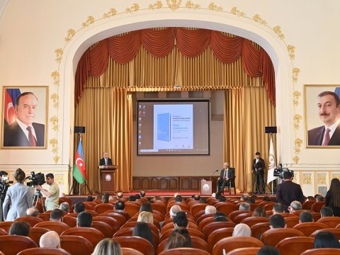 PISA nəhəngi Bakıda - FOTOLAR