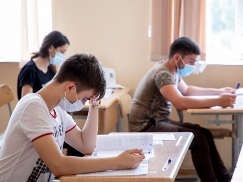 IX siniflər buraxılış imtahanı verib