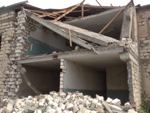 Bərdədə məktəb binası uçdu - FOTO