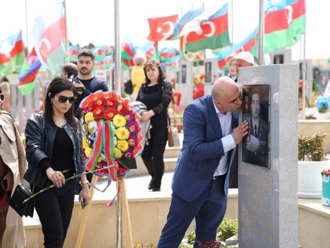 Zəfər Qurultayının iştirakçıları Fəxri və Şəhidlər xiyabanında - FOTO