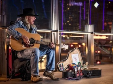 Bakıdakı küçə sənətçiləri – Onların arasında əcnəbilər də var