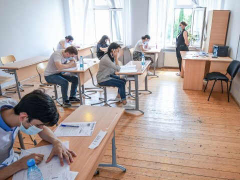 Bu gün 21 mindən çox şagird imtahan verir