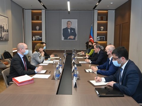 XİN rəhbərilə ATƏT rəsmisi arasında media MÜZAKİRƏSİ