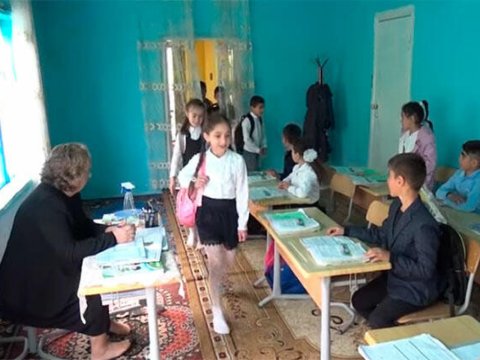 Müəlliminin evində dərs keçən şagirdlərə məktəb tikiləcək